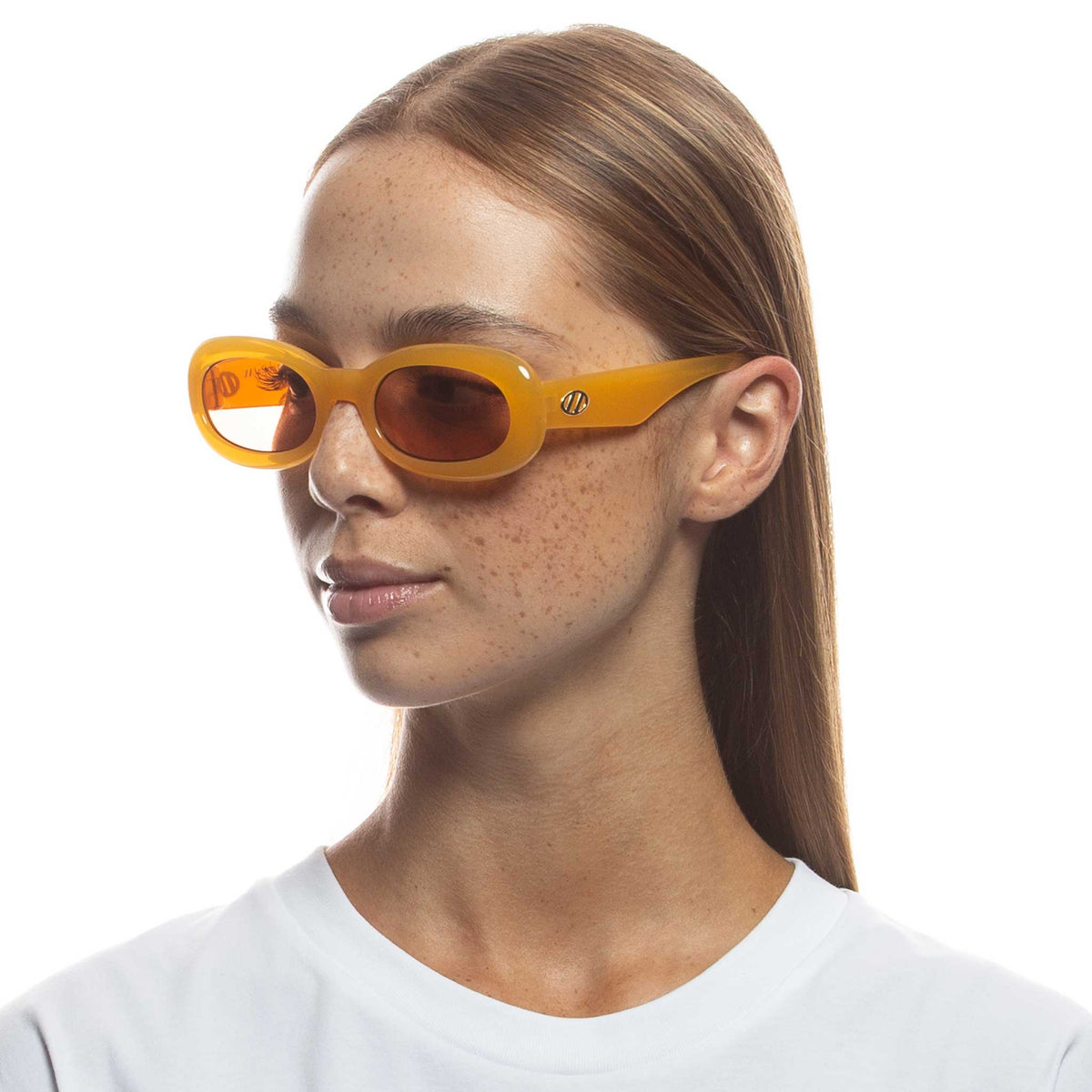 Le Specs Outta Trash – Orange – verres marron – portées