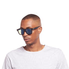 Le Specs Le Sustain Grassy Knoll – Noir – verres bleus miroir – portées