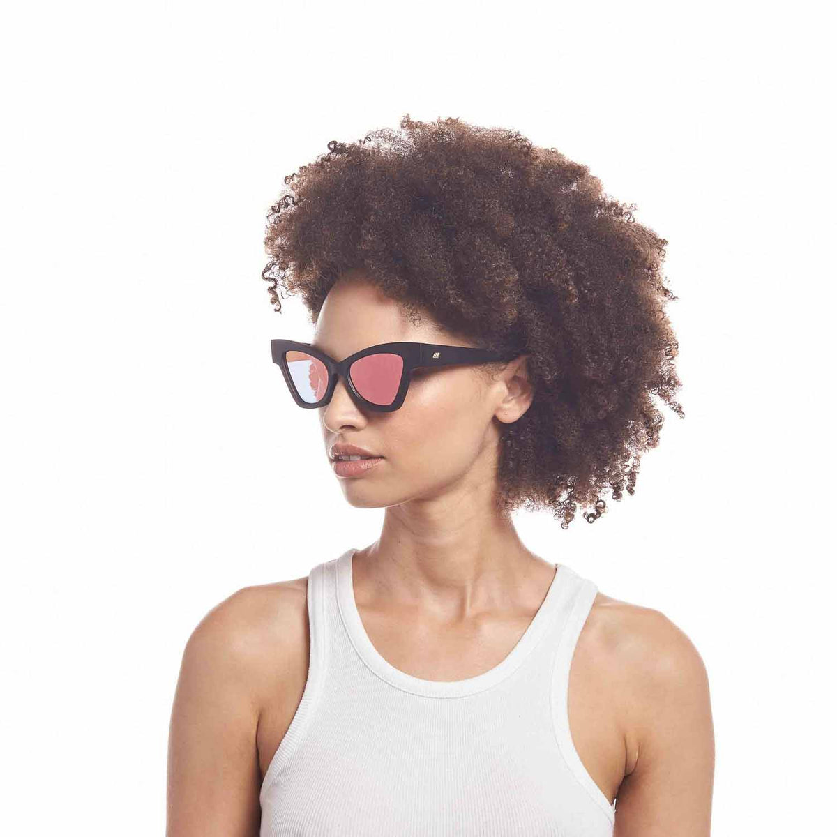 Le Specs Le Sustain Hourgrass – Noir – verres roses miroir – portées